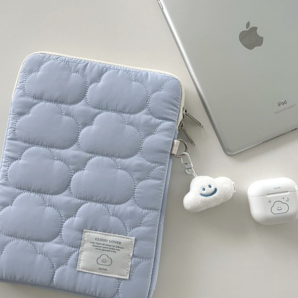 Wolken-Stickerei-Design für iPad und Tablet