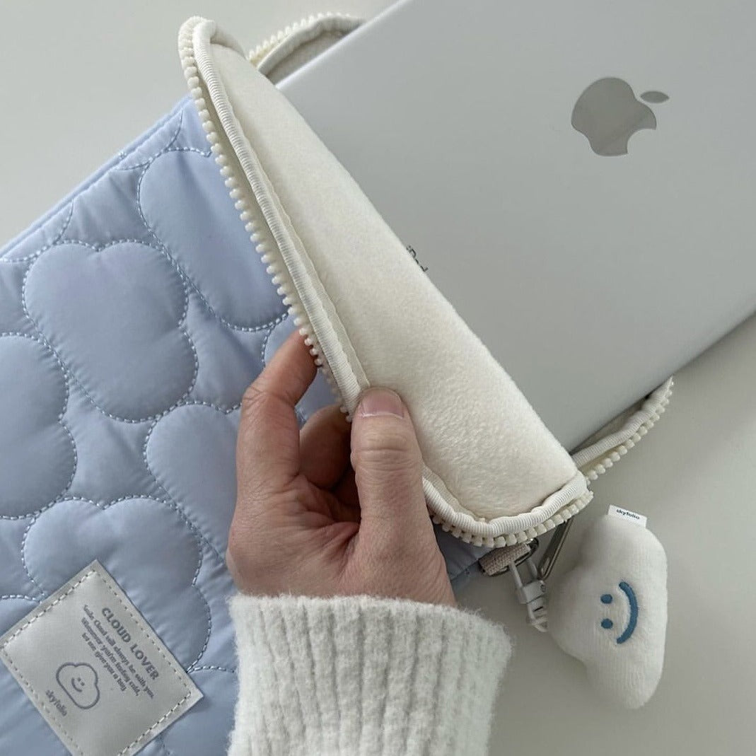 Wolken-Stickerei-Design für iPad und Tablet